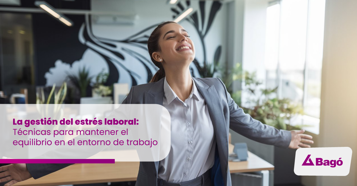 Mujer Oficinista sonriendo muy efusivamente