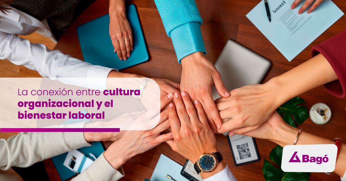 Manos una encima de otras de personas de un grupo de trabajo
