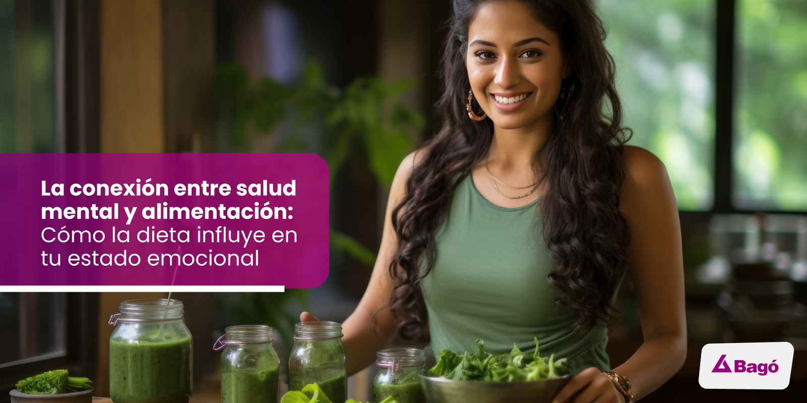 Chica joven sonriendo detrás de una mesa con diferentes jugos verdes